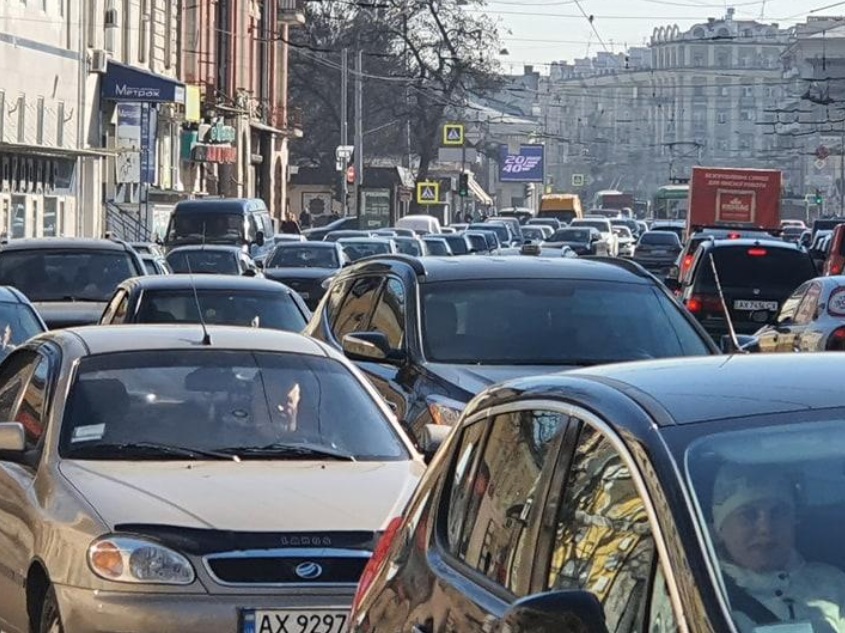 Україна занурилася в транспортний колапс: по 10 людей і всі в масках