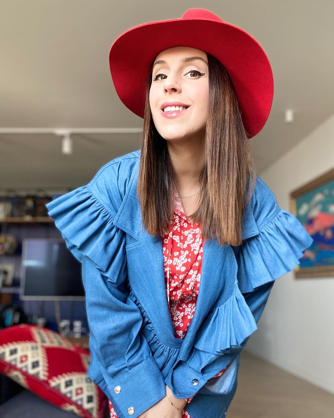 Неймовірно красива: Джамала в червоному платті і капелюшку показала &quot;карантинну моду&quot;