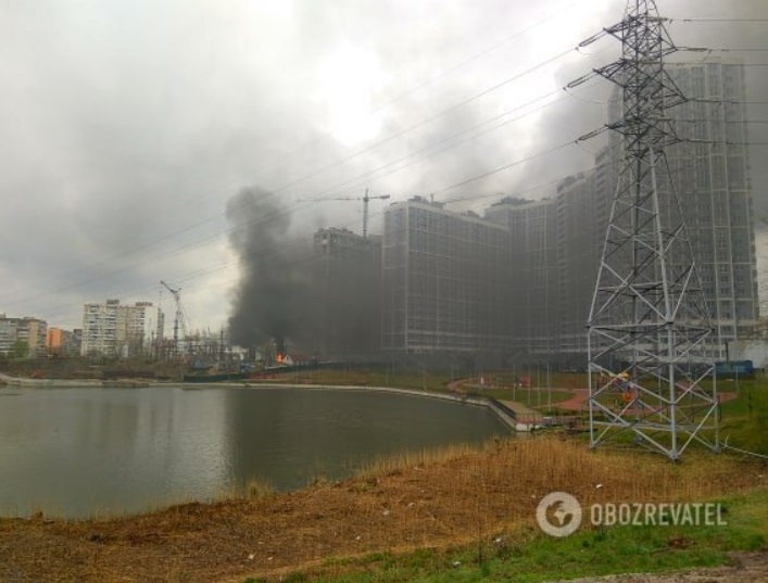 В Киеве после взрыва загорелась электростанция: фото и видео с места ЧП