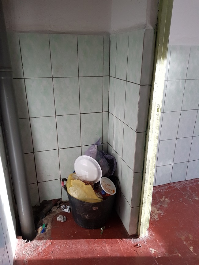 Вонь, тараканы и холод: украинцев на обсервации заставляют выживать