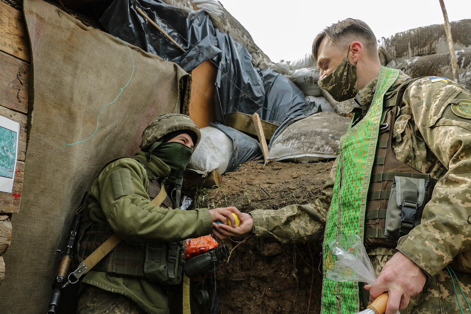 Украинские боевики встретили Пасху на Донбассе: впечатляющие фотографии