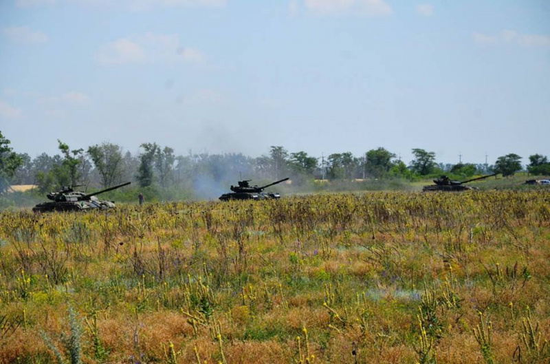 У районі ООС відбулись військові навчання з використанням танків та БМП