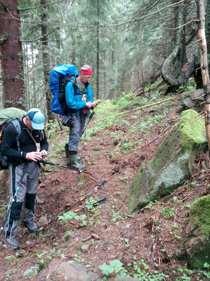 В Карпатах туристы наткнулись на загадочные наскальные рисунки: срочно надо вызвать Дэна Брауна