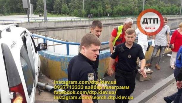 В Киеве на Дорогожичах два автомобиля столкнулись и сбили 4 пешеходов, есть погибший