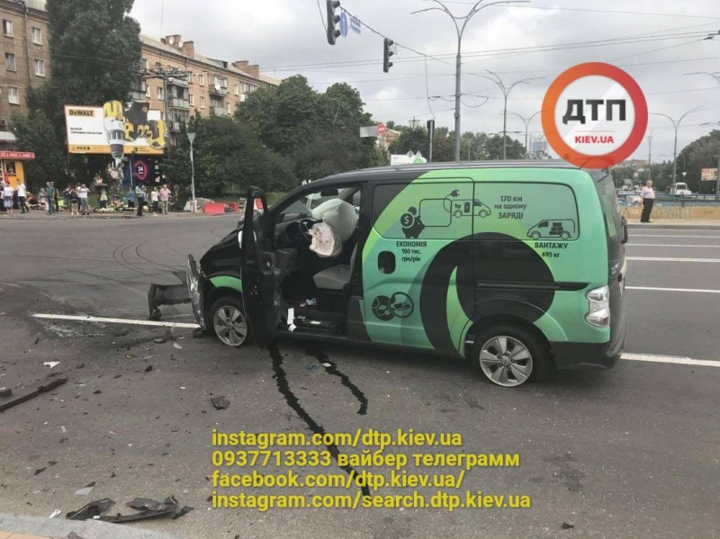 В Киеве на Дорогожичах два автомобиля столкнулись и сбили 4 пешеходов, есть погибший