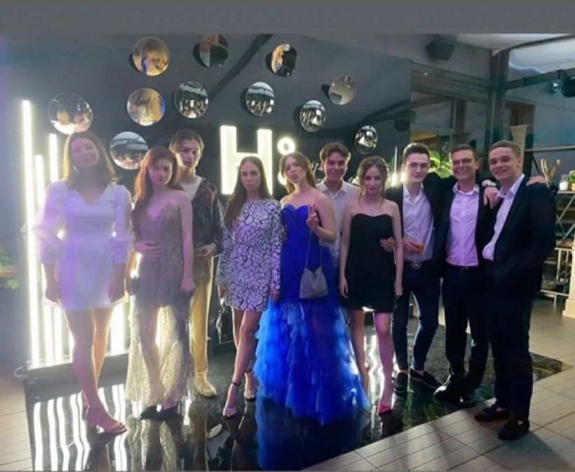 Прощай, школа: 17-річна дочка Олени Кравець захопила розкішним вбранням на випускний