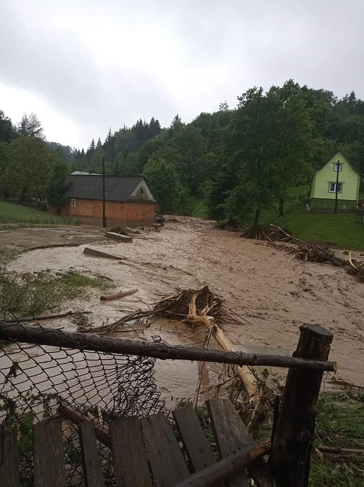 На Прикарпатье разгорелся скандал из-за денежной помощи после наводнения