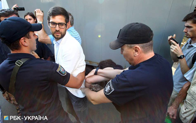 Біля Лук'янівського СІЗО сталася штовханина за участю спікера заступника голови Мін'юсту