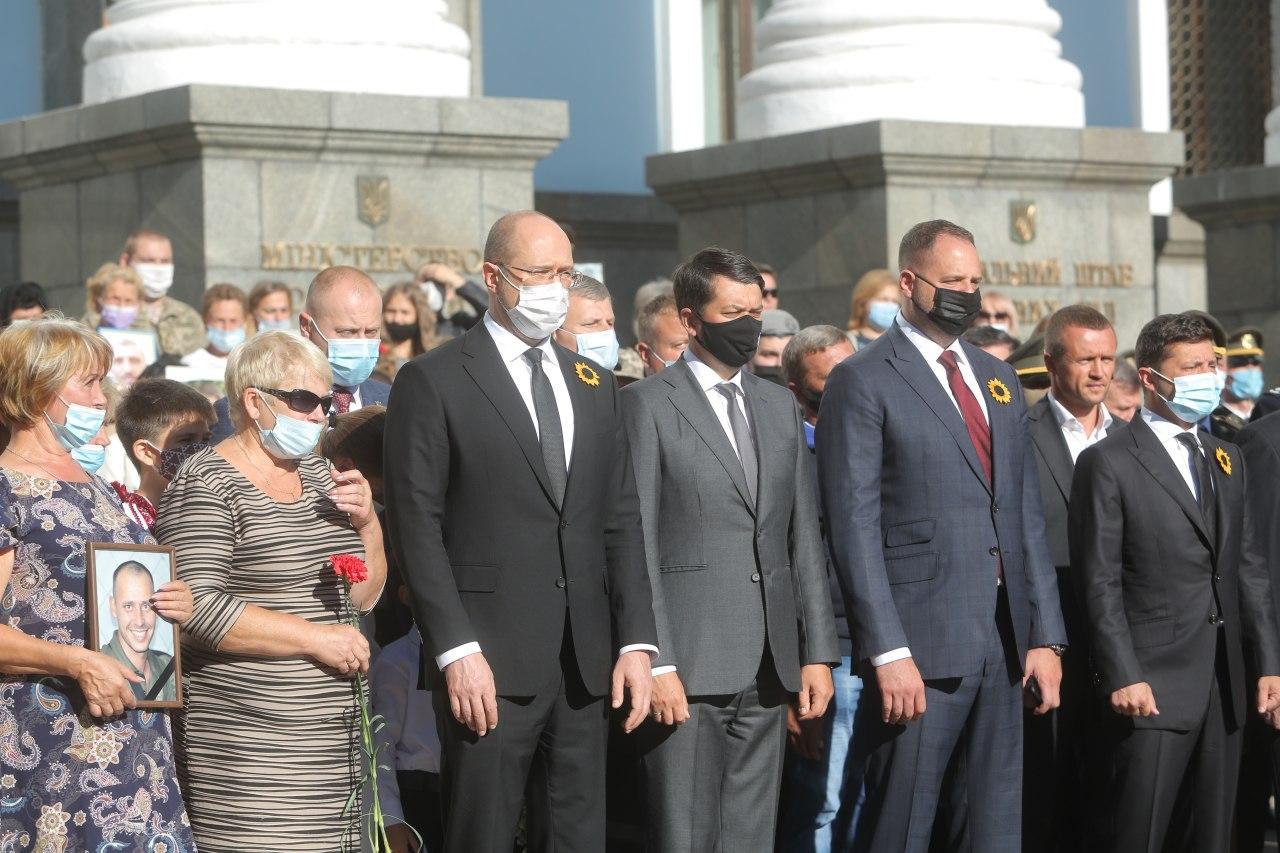 Сьогодні Україна вшановує пам'ять загиблих українських військовослужбовців