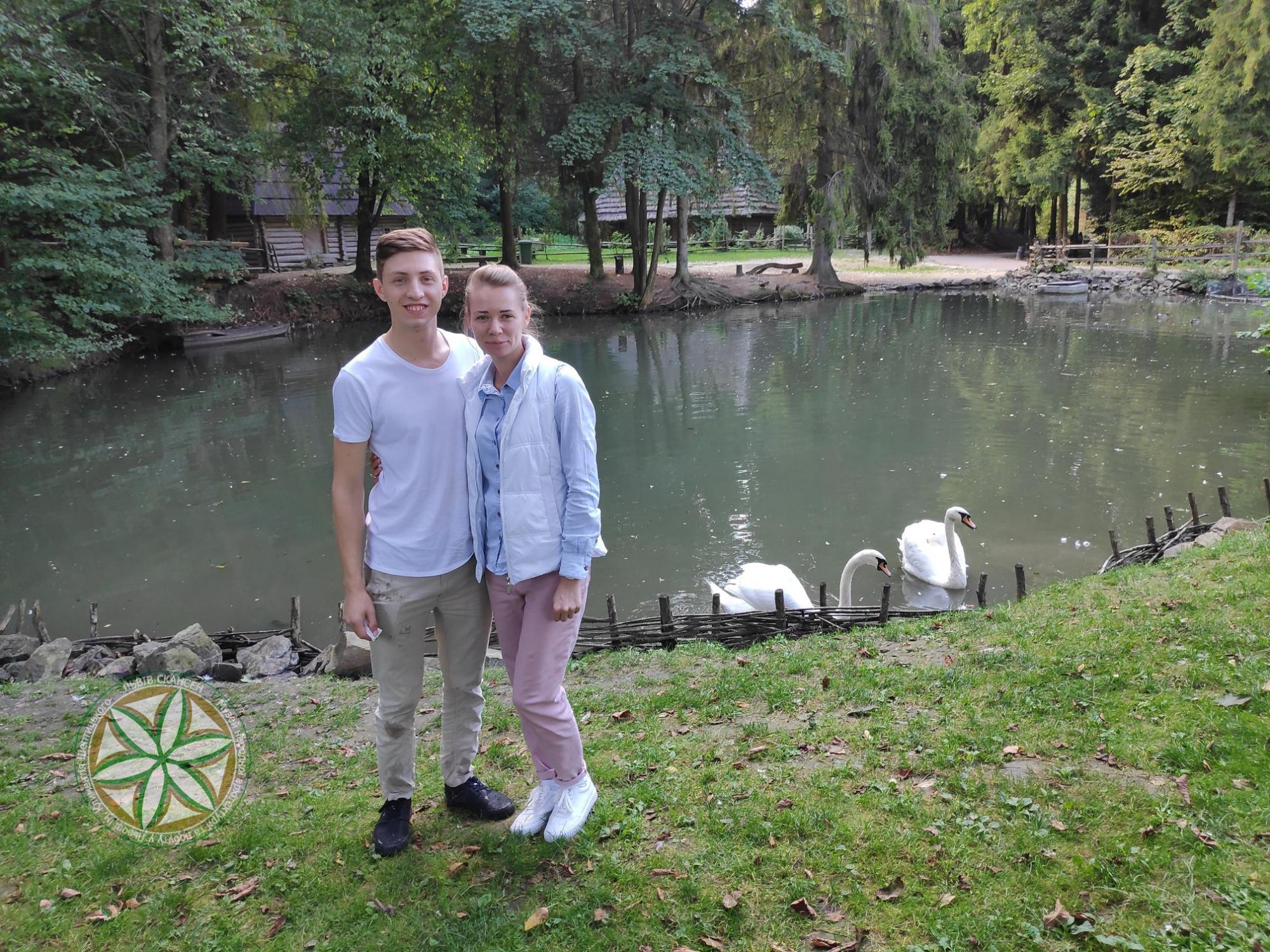 Пара из Одессы спасла лебедя во Львове: крючок зацепился за шею