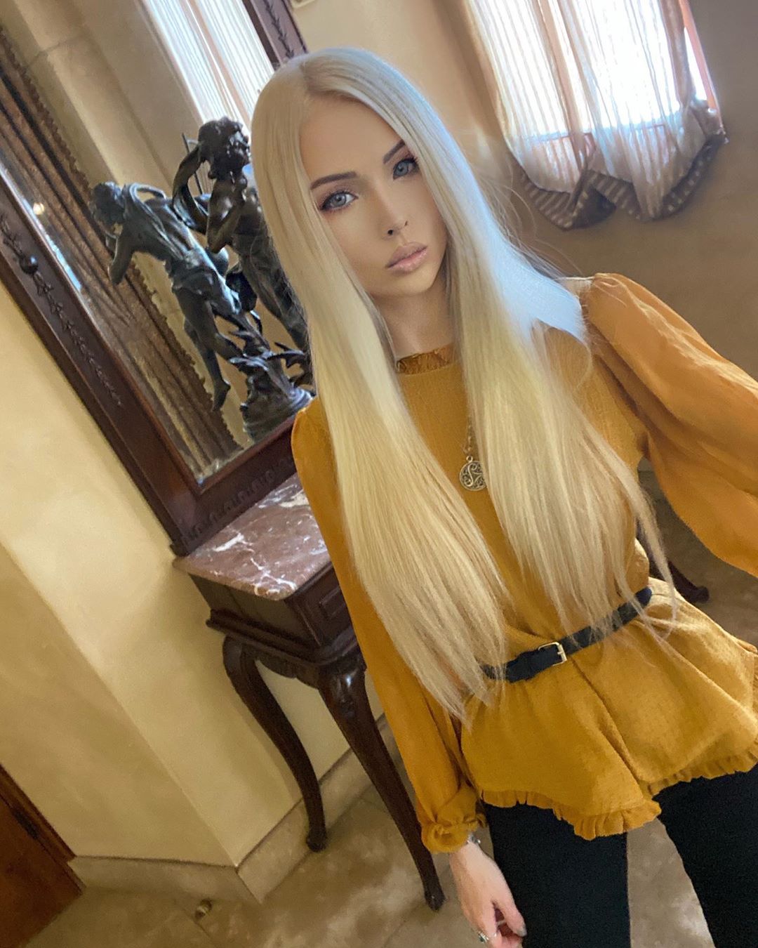 Одеська Барбі, яка хотіла покінчити з собою, стала масоном: її нові фото вражають