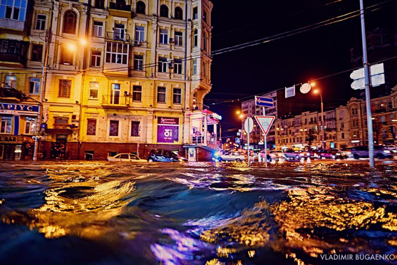 В Киеве сильный ливень затопил центр города