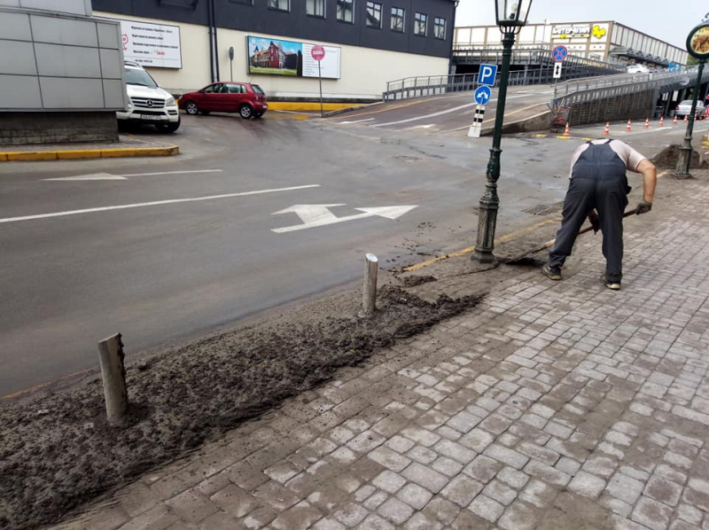 В Киеве на ул. Антоновича из-за непогоды провалился асфальт, движение перекрыто