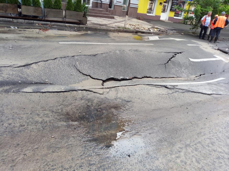 В Киеве на ул. Антоновича из-за непогоды провалился асфальт, движение перекрыто