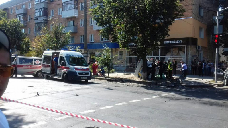 У Сумах авто поліції вилетіло на тротуар і збило пішоходів