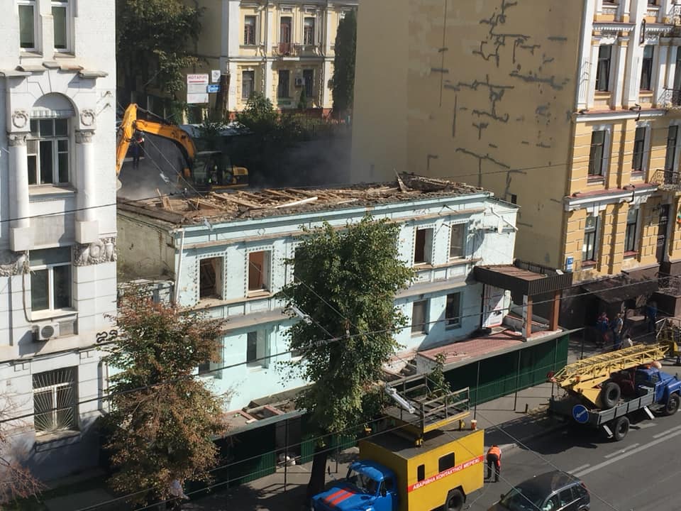 У Києві під ківш пустили 150-літню будівлю: сумне відео