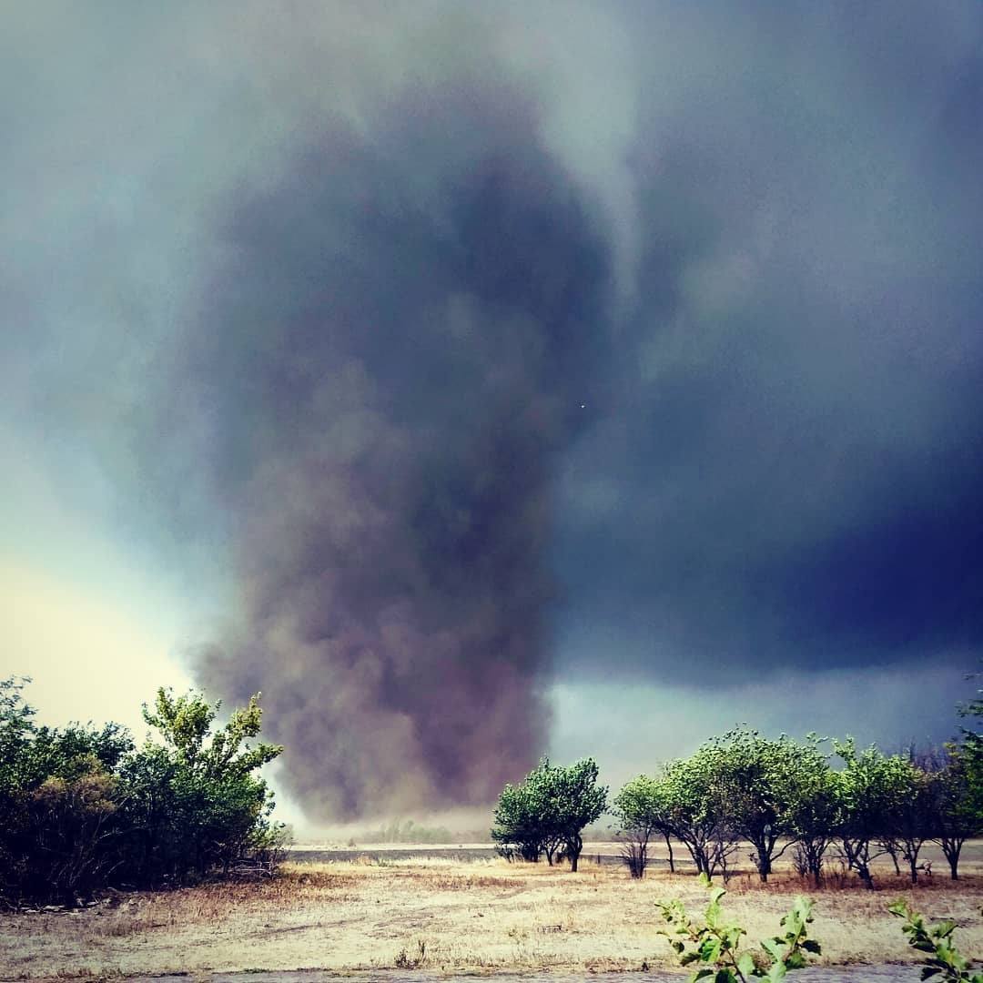 Под Херсоном пронесся мощный торнадо: фото и видео разрушительной стихии