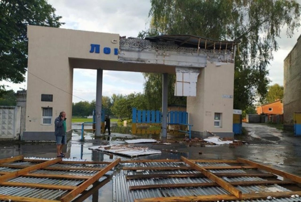 Під Хмельницьким пронісся буревій з великим градом: відео наслідків стихії