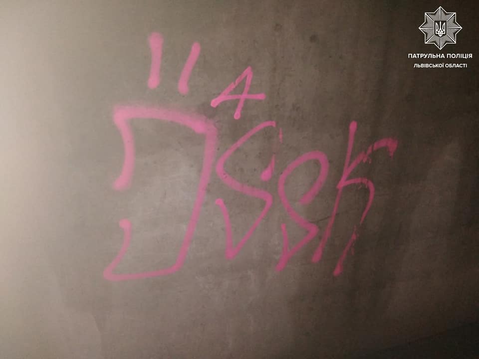 У Львові туристи розмалювали меморіал Героїв Небесної сотні: українці в гніві