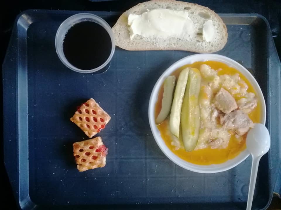 Йогурти, банани і навіть хот-доги: офіцер показав, як насправді годують військових ЗСУ (багато фото)