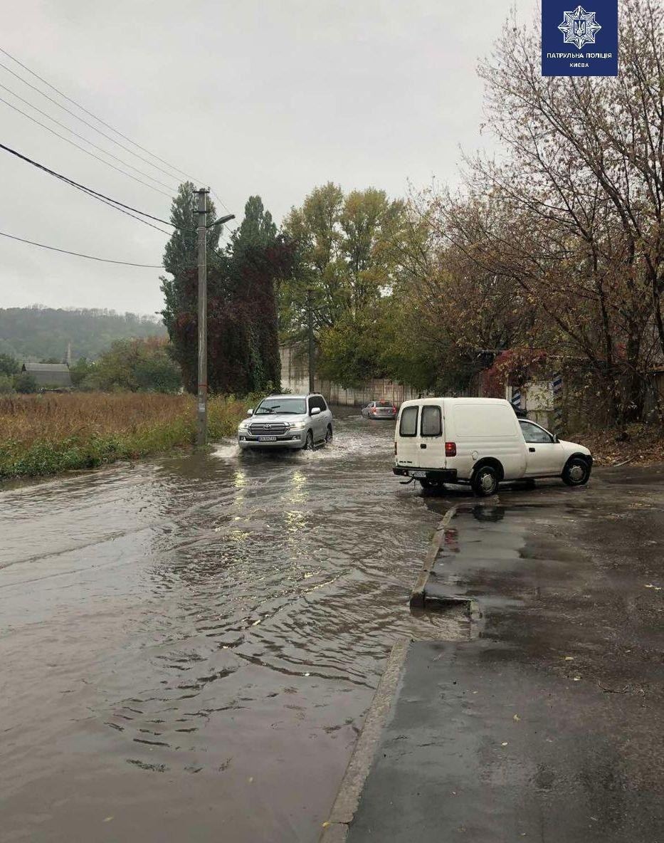 Авто ныряют по фары, транспорт стал: Киев поплыл после ливня (фото и видео)