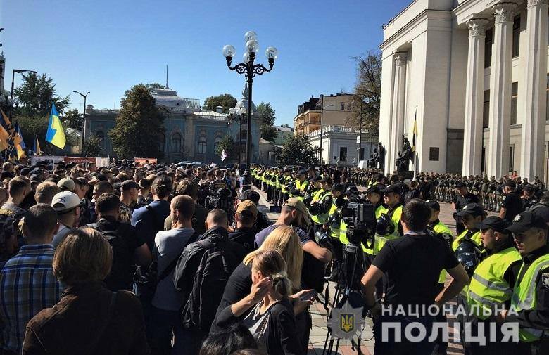 В ходе столкновений под Радой пострадал полицейский