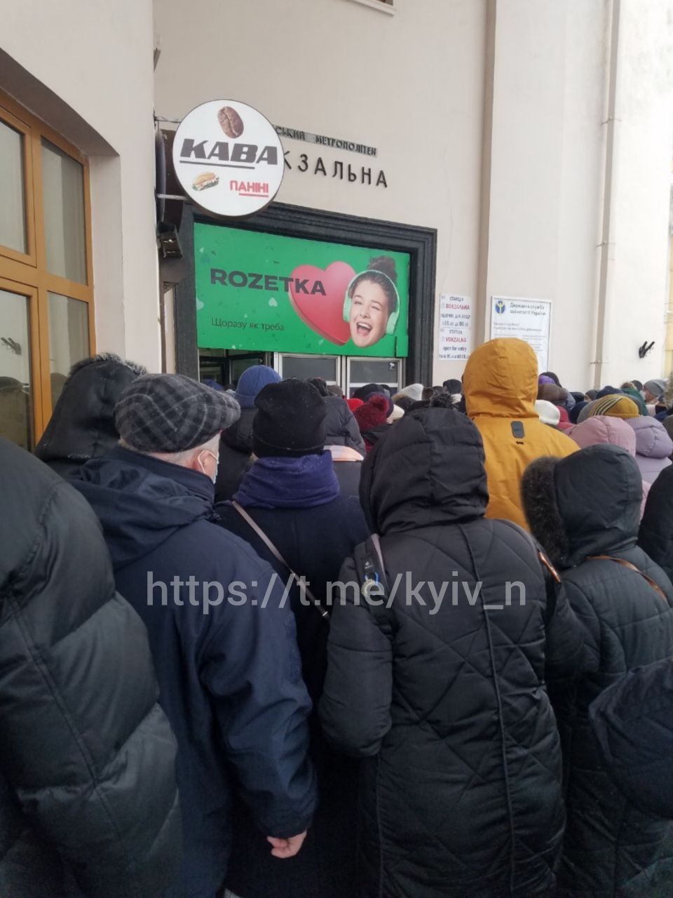 У метро Києва - новий колапс: фото величезних черг