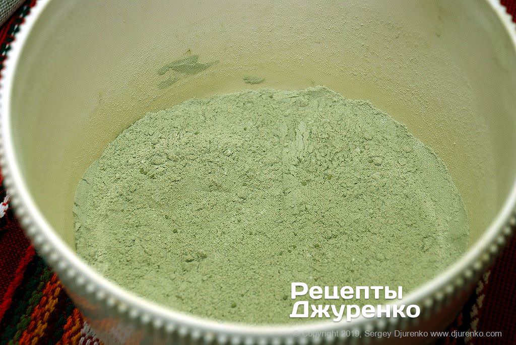 Кулинар поделился рецептом блинного торта из зеленого чая: справится даже новичок