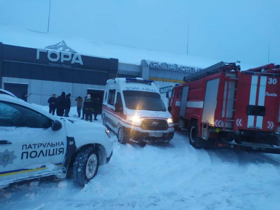 Во Львове из-за снега в магазине обрушилась крыша: видео с места ЧП
