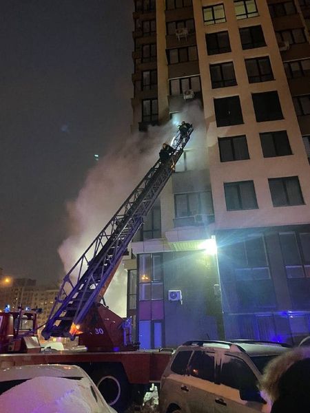 У Києві горів елітний ЖК: рятувальники не змогли під'їхати через припарковані авто