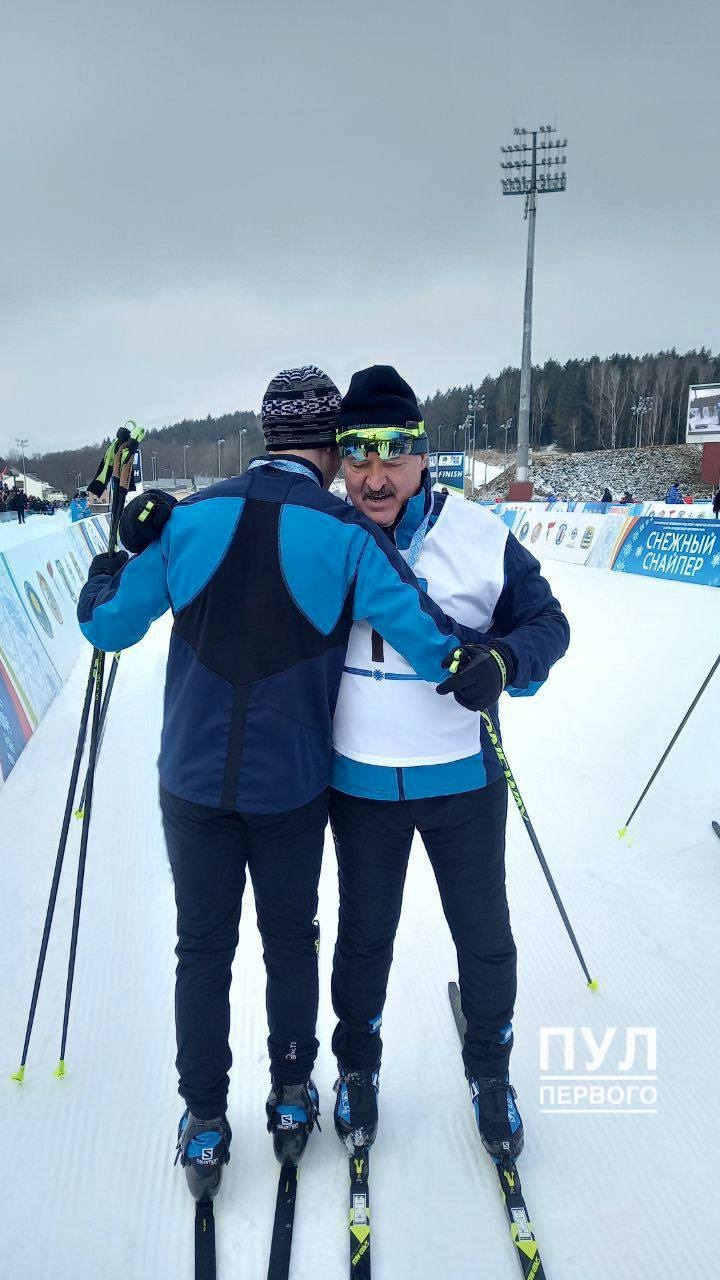 Лукашенко &quot;молниеносно&quot; победил в лыжной гонке, пока соперник &quot;случайно&quot; падал