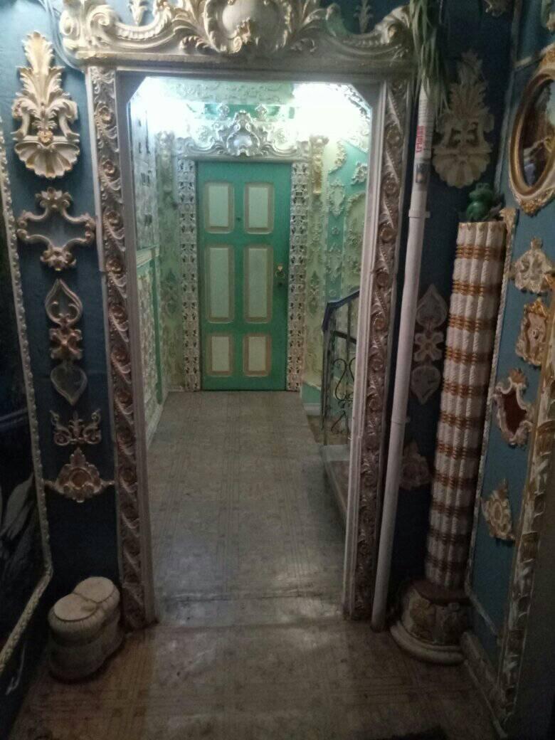 Пенсіонер перетворив під'їзд в Києві на справжній Версаль: ліпнина, позолота і багато картин
