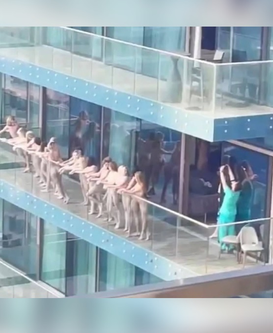 У Дубаї дівчата влаштували на даху масовий стриптиз: серед них є і українки