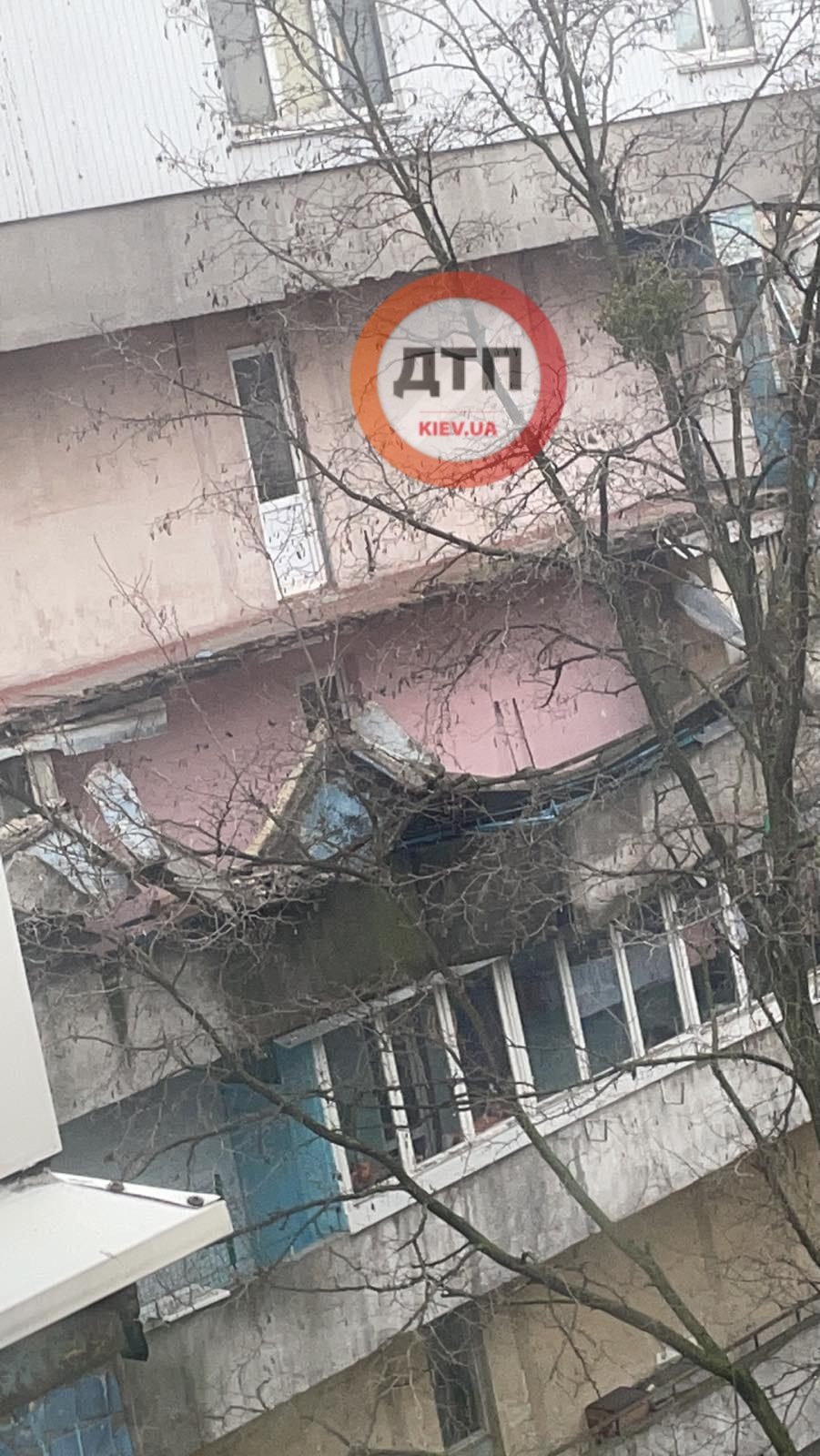 У Києві впало відразу кілька балконів: фото з місця НП