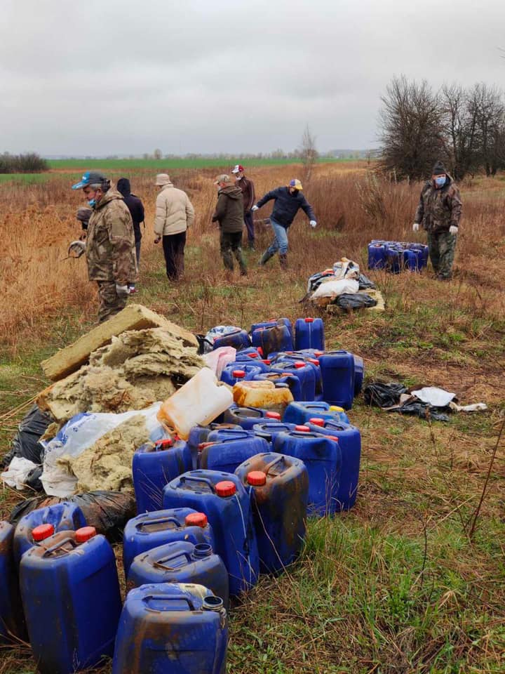 Під Києвом річку закидали каністрами з хімікатами: фото і відео еко-катастрофи