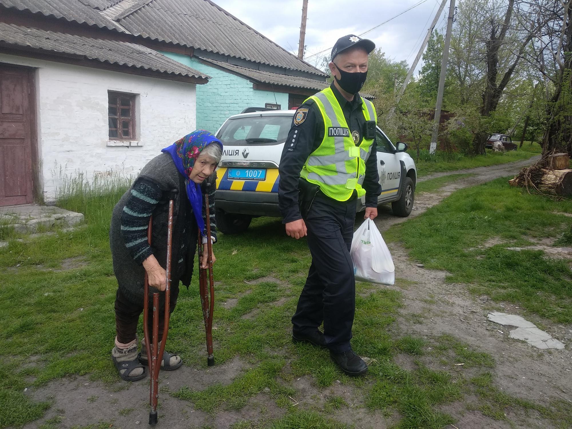 Под Черкассами "копы" спасли 90-летнюю бабушку: шла 2,5 часа на костылях, чтобы утопиться