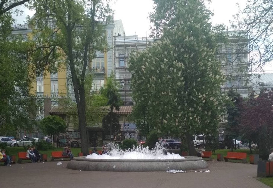 Фонтан в центрі Києва залили миючим засобом: ось що вийшло при запуску