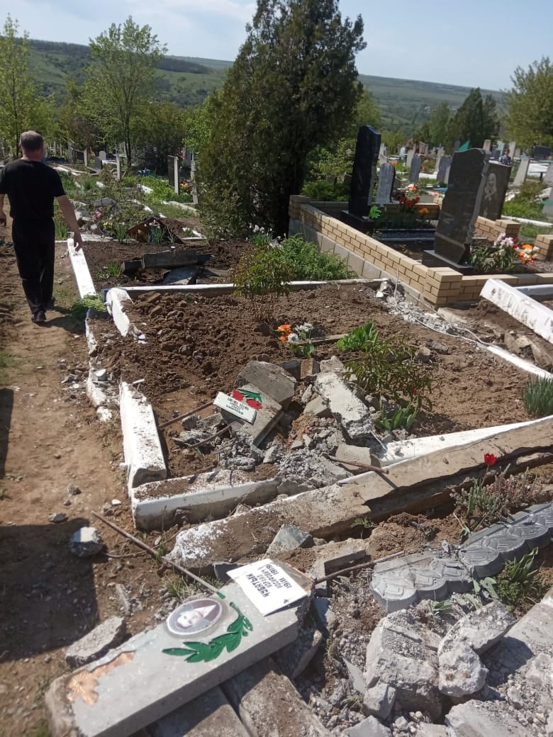 Боевики &quot;ЛНР&quot; проехали танком по кладбищу: оставили разрушенные могилы