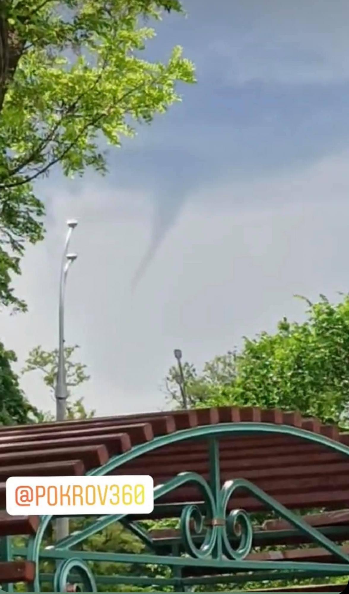 Жителів міста під Дніпром налякав незвичайний смерч у небі (фото)