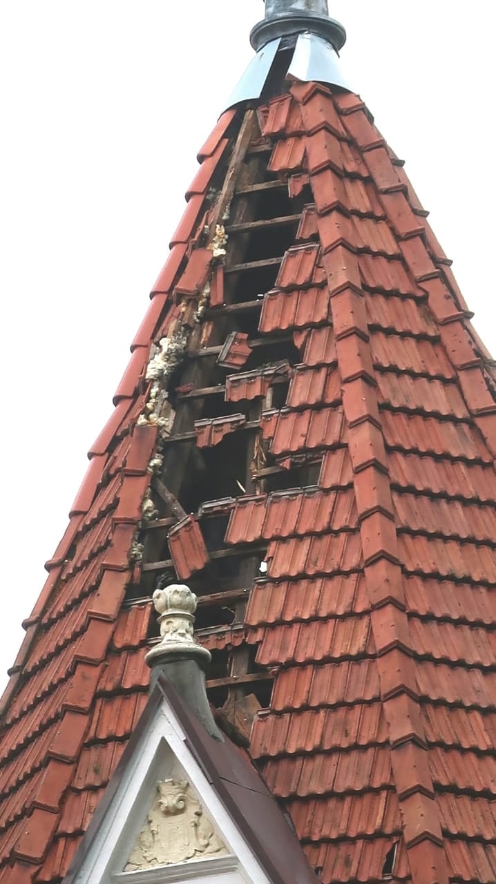 У Чернівцях блискавка пошкодила історичну будівлю, де знаходиться дитяча лікарня