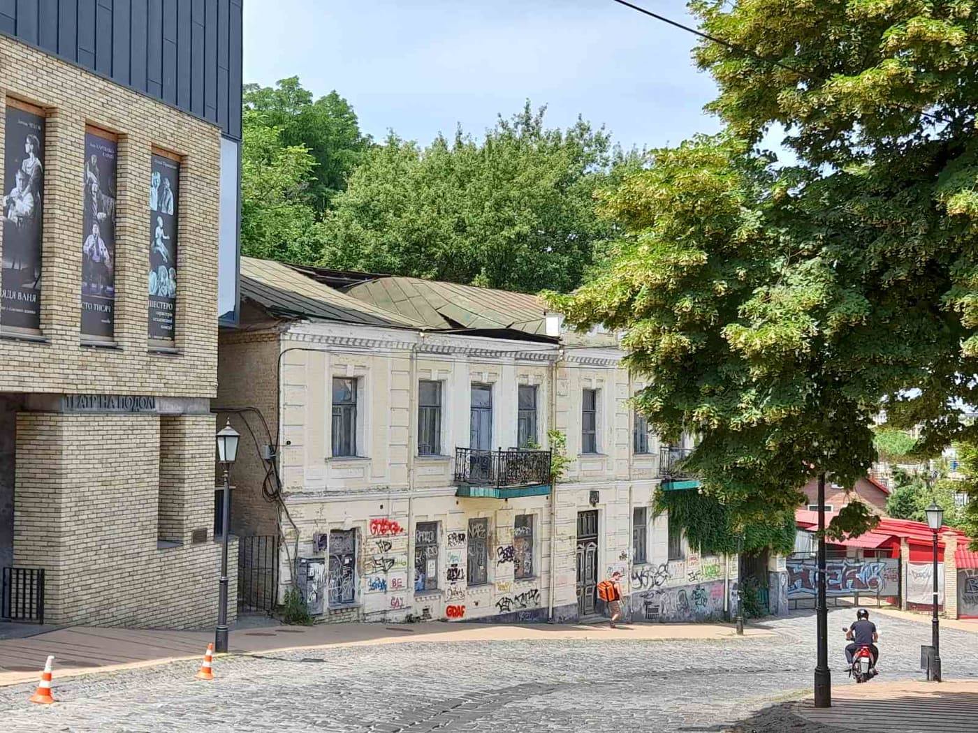 У центрі Києва обвалився дах історичної будівлі, якій 130 років (фото)