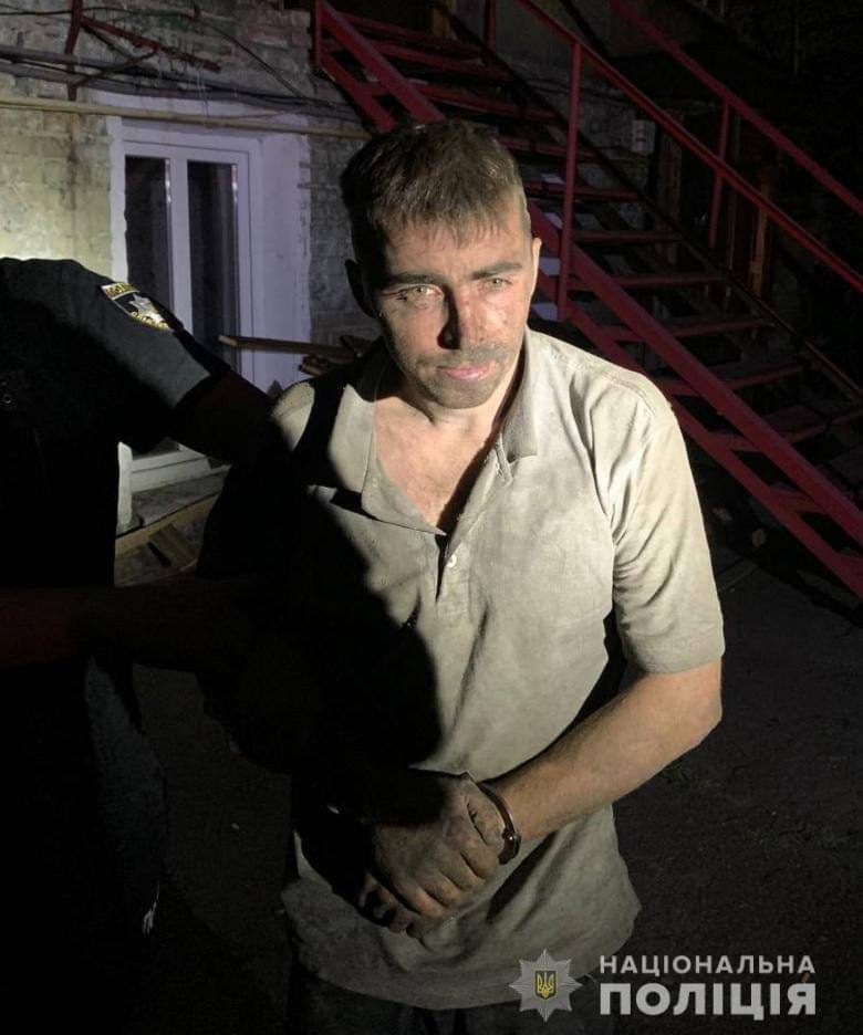Насильник-педофіл втік з-під варти і добу просидів у трубі будинку в Києві (фото)