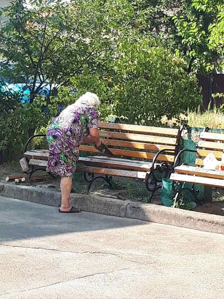 В Киеве пенсионерка вооружилась пилой для борьбы с ночными дебоширами: фото "спецоперации"