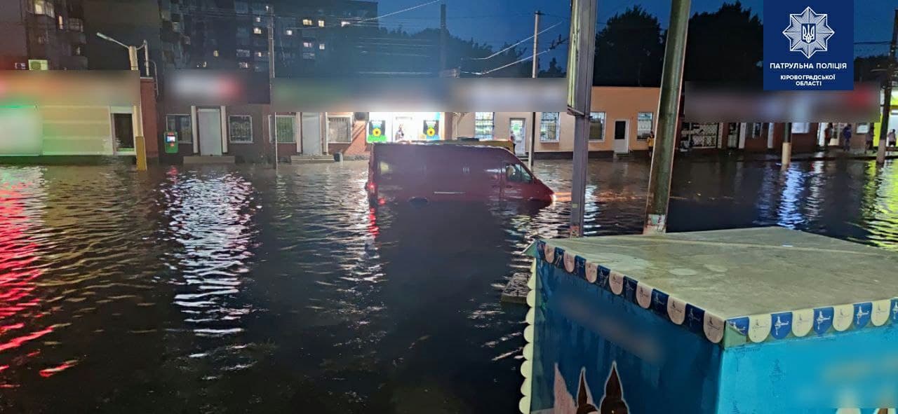 Люди ныряли "кролем", а маршрутки плавали с пассажирами: Кропивницкий затопило ливнем