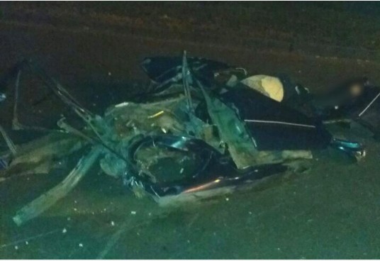 В Харькове автомобиль врезался в столб, 4 погибших