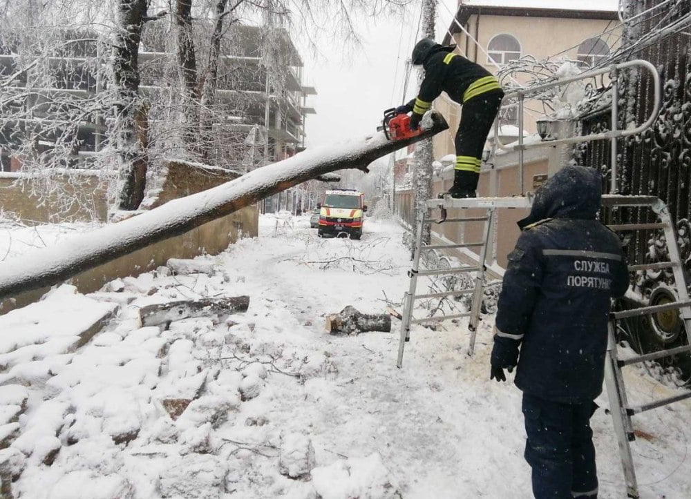 Снежная буря под Одессой: видео и фото спасения украинцев из снежных ловушек