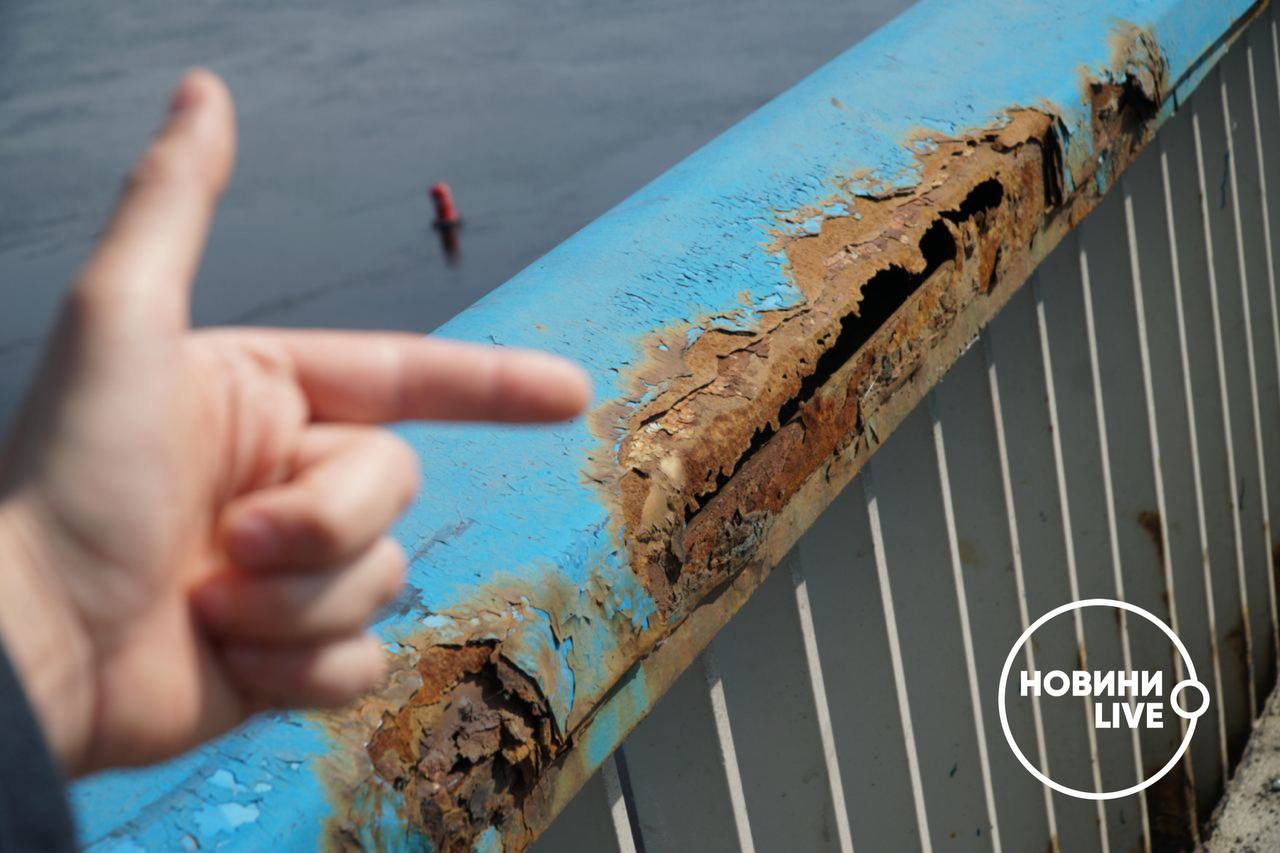 Північний міст у Києві в жалюгідному стані: сумні відео та фото