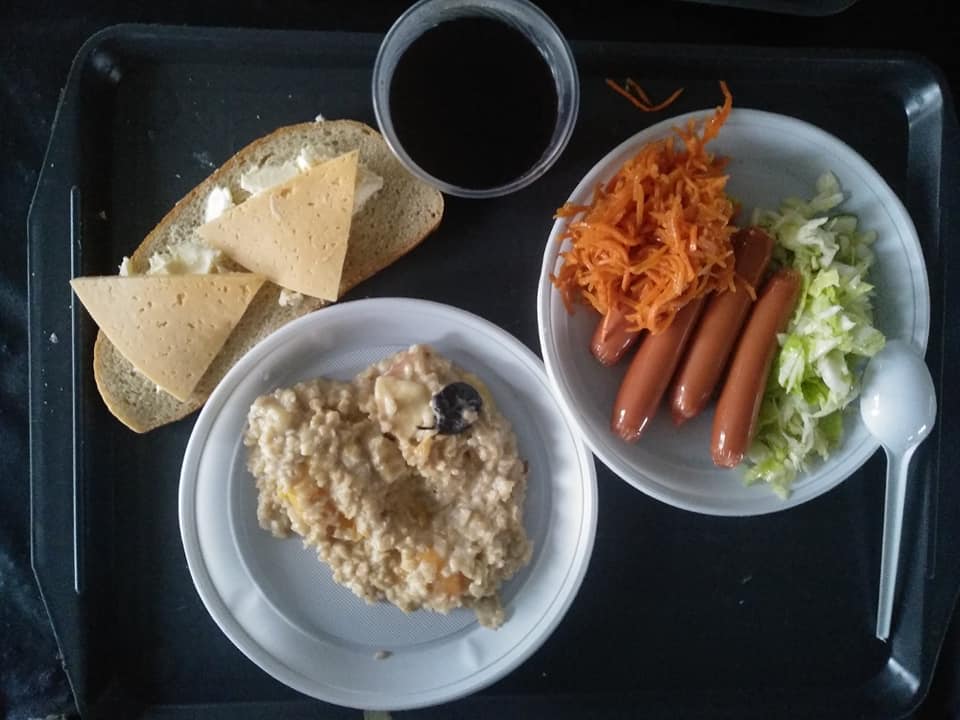 Йогурти, банани і навіть хот-доги: офіцер показав, як насправді годують військових ЗСУ (багато фото)