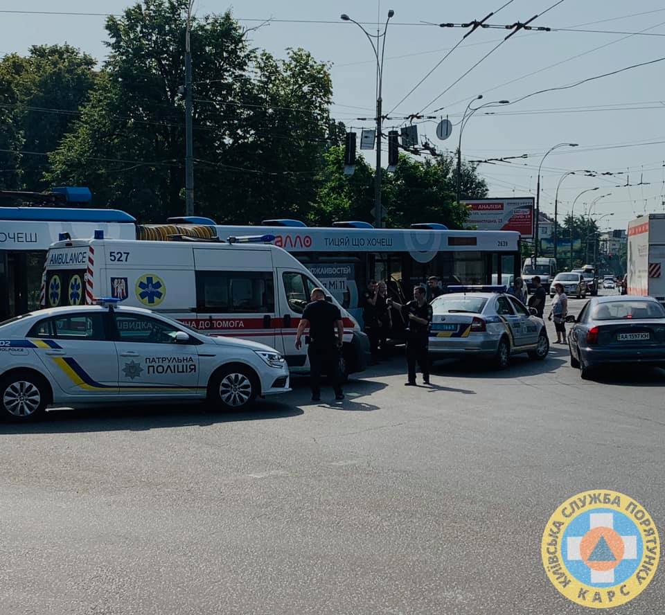 В Киеве водитель троллейбуса умер за рулем: внезапно стало плохо (фото)