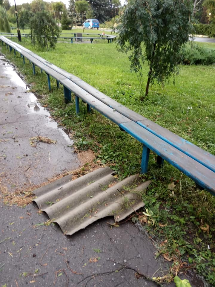 Ураган под Полтавой срывал крыши и деревья, пробивал ветвями авто и погрузил область во тьму